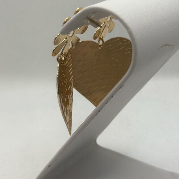 NWOT Metal flower and textured heart earrings - Picture 3 of 4